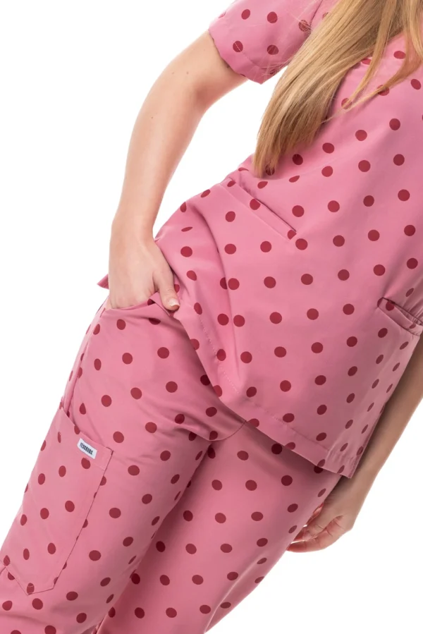 yescrubs-polskie-scrubsy-medyczne-damskie-odziez-medyczna-uniform-Hibiskus-rozowy-bordowe-kropki (4) Damskie spodnie medyczne Hibiskus