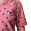 yescrubs-polskie-scrubsy-medyczne-damskie-odziez-medyczna-uniform-Hibiskus-rozowy-bordowe-kropki (5) Damska koszulka medyczna Hibiskus