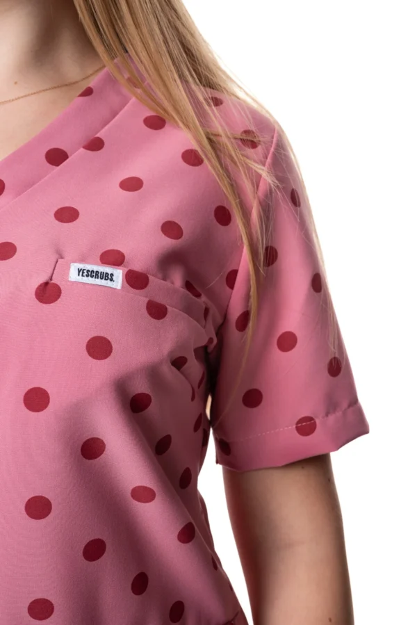 yescrubs-polskie-scrubsy-medyczne-damskie-odziez-medyczna-uniform-Hibiskus-rozowy-bordowe-kropki (5) Damska koszulka medyczna Hibiskus