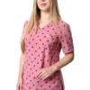 yescrubs-polskie-scrubsy-medyczne-damskie-odziez-medyczna-uniform-Hibiskus-rozowy-bordowe-kropki (6) Damska koszulka medyczna Hibiskus