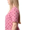 yescrubs-polskie-scrubsy-medyczne-damskie-odziez-medyczna-uniform-Hibiskus-rozowy-bordowe-kropki (7) Damska koszulka medyczna Hibiskus