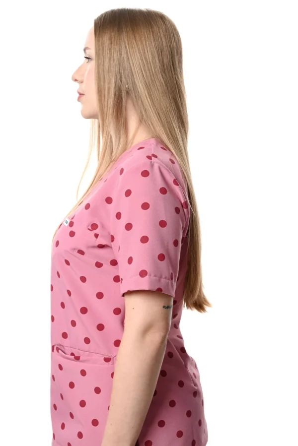 yescrubs-polskie-scrubsy-medyczne-damskie-odziez-medyczna-uniform-Hibiskus-rozowy-bordowe-kropki (7) Damska koszulka medyczna Hibiskus