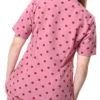 yescrubs-polskie-scrubsy-medyczne-damskie-odziez-medyczna-uniform-Hibiskus-rozowy-bordowe-kropki (8) Damska koszulka medyczna Hibiskus