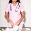 yescrubs-polskie-scrubsy-medyczne-damskie-odziez-medyczna-uniform-Magnolia-jasno-rozowa-krata (3).webp Damska koszulka medyczna Magnolia