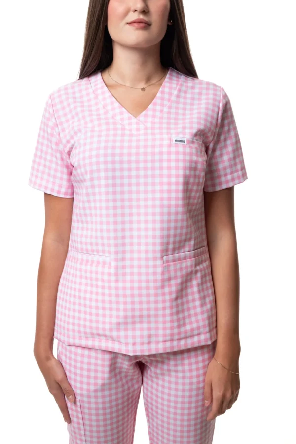 yescrubs-polskie-scrubsy-medyczne-damskie-odziez-medyczna-uniform-Magnolia-jasno-rozowa-krata (5).webp Damska koszulka medyczna Magnolia
