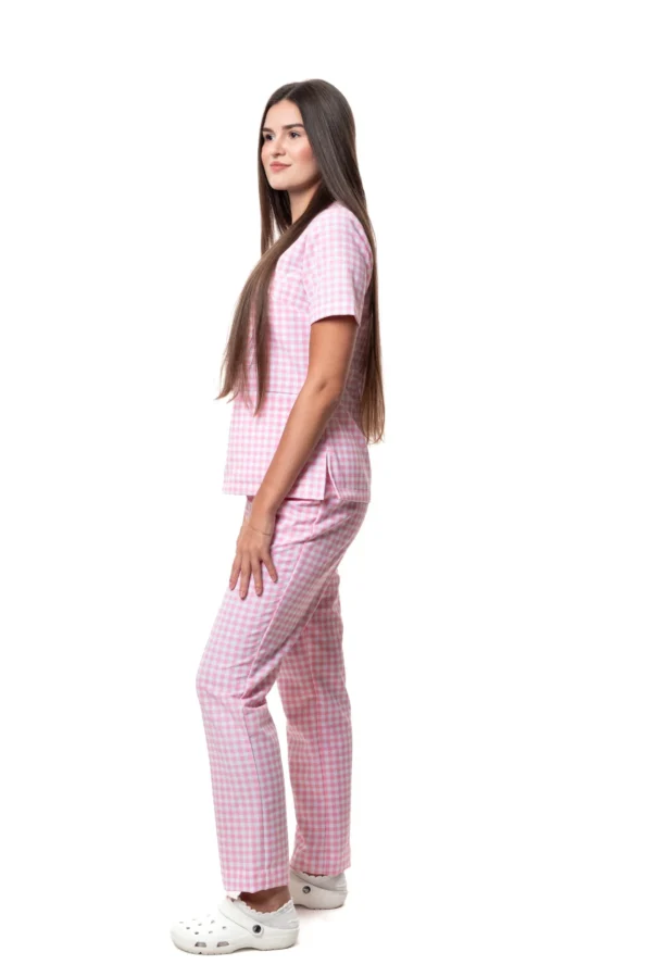 yescrubs-polskie-scrubsy-medyczne-damskie-odziez-medyczna-uniform-Magnolia-jasno-rozowa-krata (6).webp Damska koszulka medyczna Magnolia