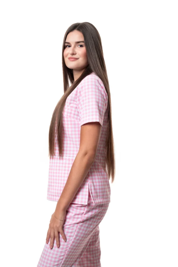 yescrubs-polskie-scrubsy-medyczne-damskie-odziez-medyczna-uniform-Magnolia-jasno-rozowa-krata (7).webp Damska koszulka medyczna Magnolia