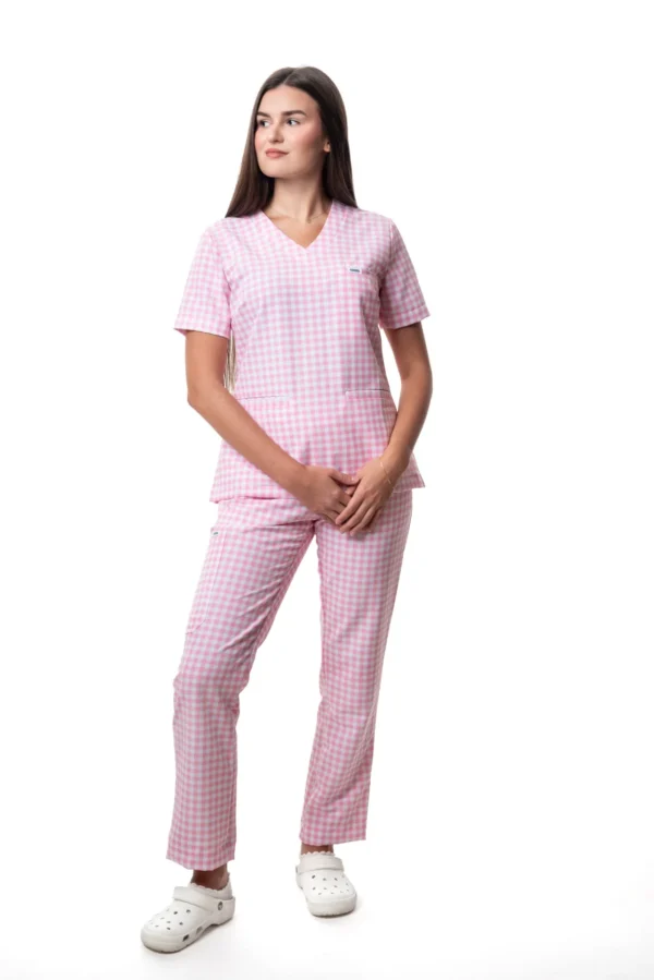 yescrubs-polskie-scrubsy-medyczne-damskie-odziez-medyczna-uniform-Magnolia-jasno-rozowa-krata (9).webp Damska koszulka medyczna Magnolia