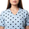yescrubs-polskie-scrubsy-medyczne-damskie-odziez-medyczna-uniform-Nigella-blekitny-niebieski-czarne-kropki (1) Damska koszulka medyczna Nigella