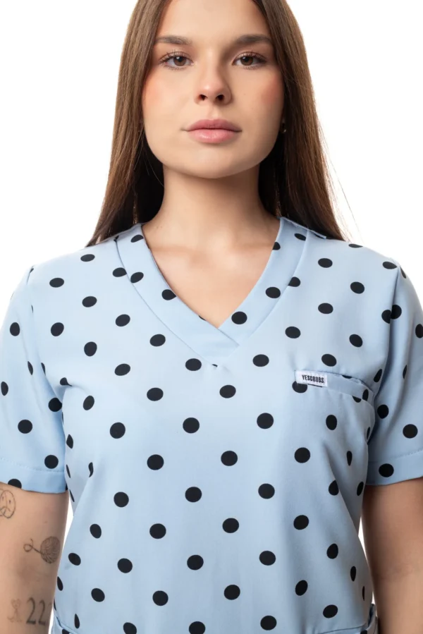 yescrubs-polskie-scrubsy-medyczne-damskie-odziez-medyczna-uniform-Nigella-blekitny-niebieski-czarne-kropki (1) Damska koszulka medyczna Nigella