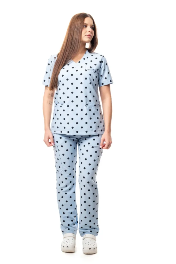 yescrubs-polskie-scrubsy-medyczne-damskie-odziez-medyczna-uniform-Nigella-blekitny-niebieski-czarne-kropki (4) Damskie spodnie medyczne Nigella