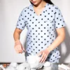 yescrubs-polskie-scrubsy-medyczne-damskie-odziez-medyczna-uniform-Nigella-blekitny-niebieski-czarne-kropki (5) Damska koszulka medyczna Nigella