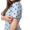 yescrubs-polskie-scrubsy-medyczne-damskie-odziez-medyczna-uniform-Nigella-blekitny-niebieski-czarne-kropki (7) Damska koszulka medyczna Nigella