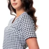 yescrubs-polskie-scrubsy-medyczne-damskie-odziez-medyczna-uniform-dalia-bialo-czarna-krata (21).webp Damska koszulka medyczna Dalia
