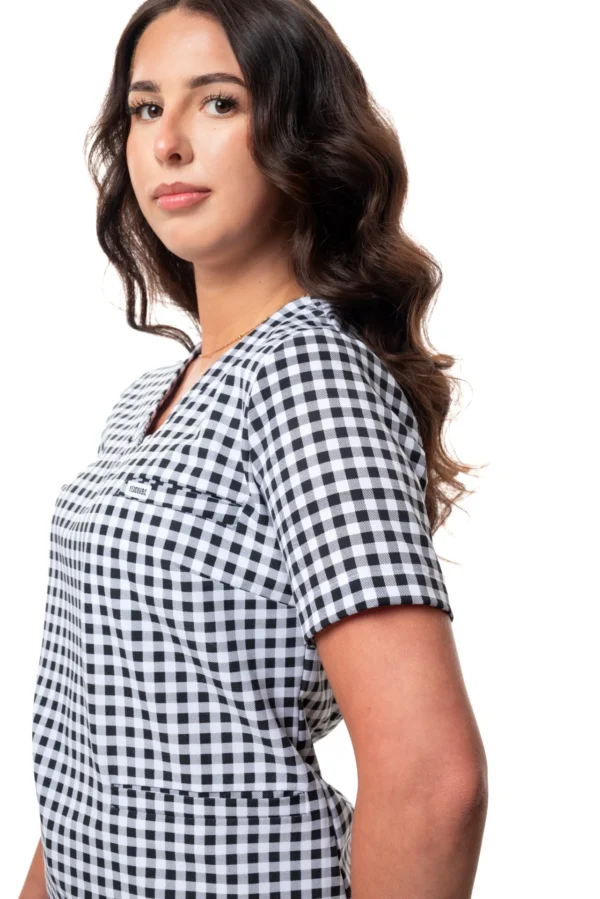 yescrubs-polskie-scrubsy-medyczne-damskie-odziez-medyczna-uniform-dalia-bialo-czarna-krata (21).webp Damska koszulka medyczna Dalia